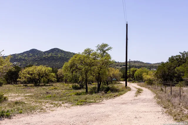 $579,000 | 816 Cornelius Road, Utopia, TX 78884