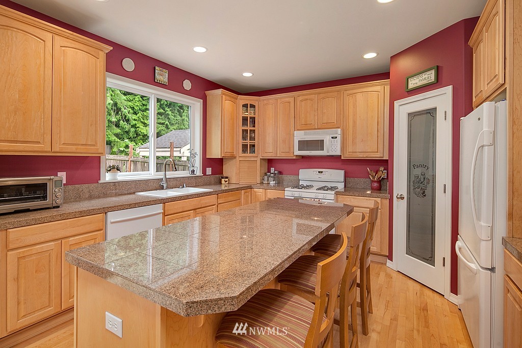 9017 240th Street Southwest Edmonds, WA 98026 - Photo 6 of 25 Gallery Image 6