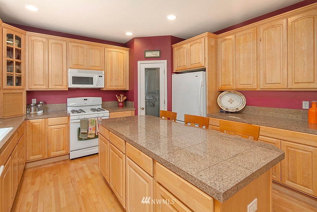 9017 240th Street Southwest Edmonds, WA 98026 - Photo 8 of 25 Gallery Image 8