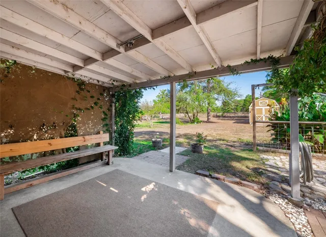 a view of a back yard