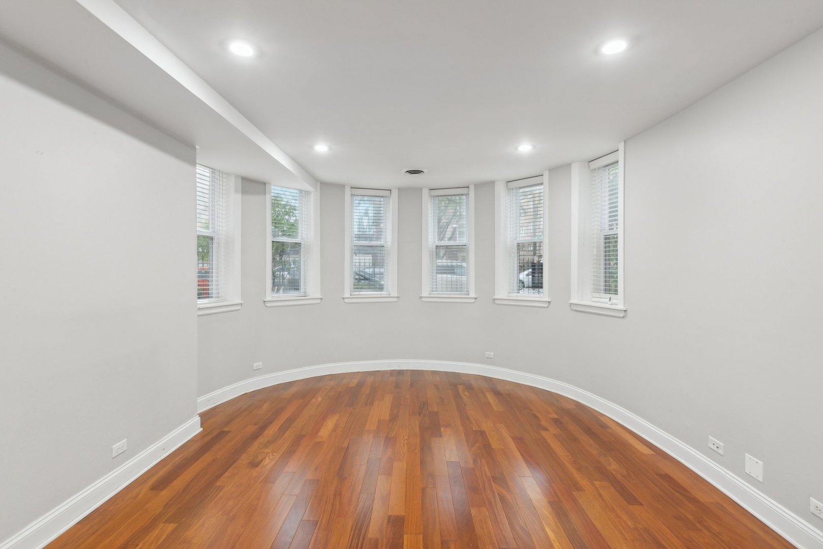 4121 North Sheridan Road, Unit GS Chicago, IL 60613 - Photo 3 of 15 Gallery Image 3
