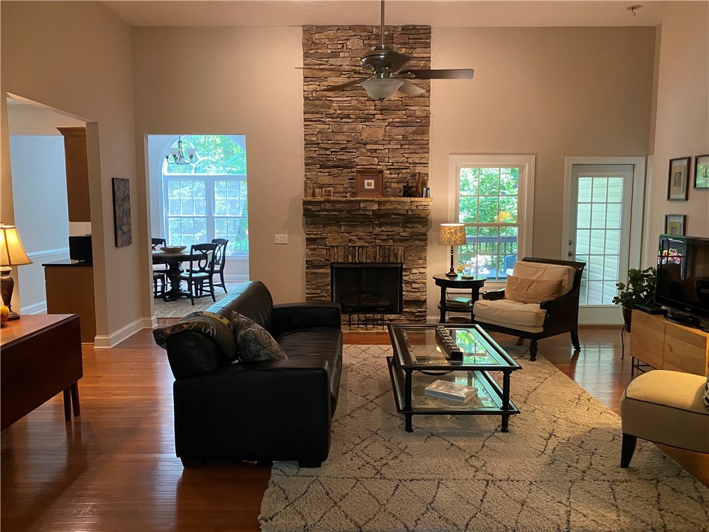Large Living Room with High Ceilings and great flo