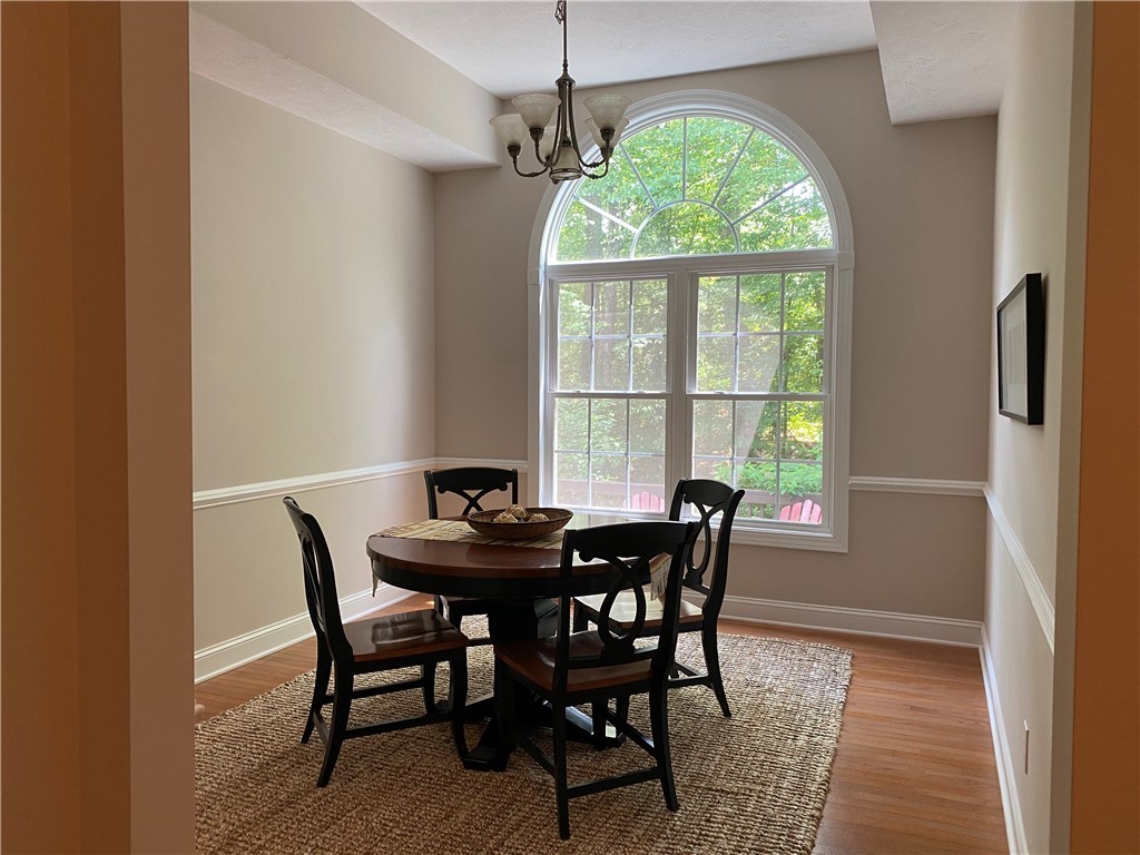 Tall ceiling with box tray detail and arched windo