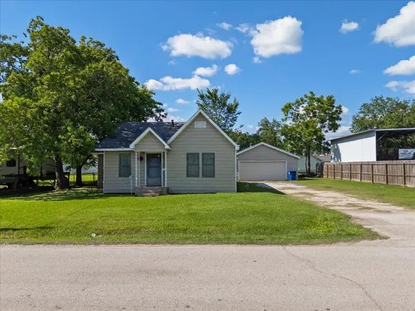 $207,500 | 104 Avenue East, Highlands, TX 77562