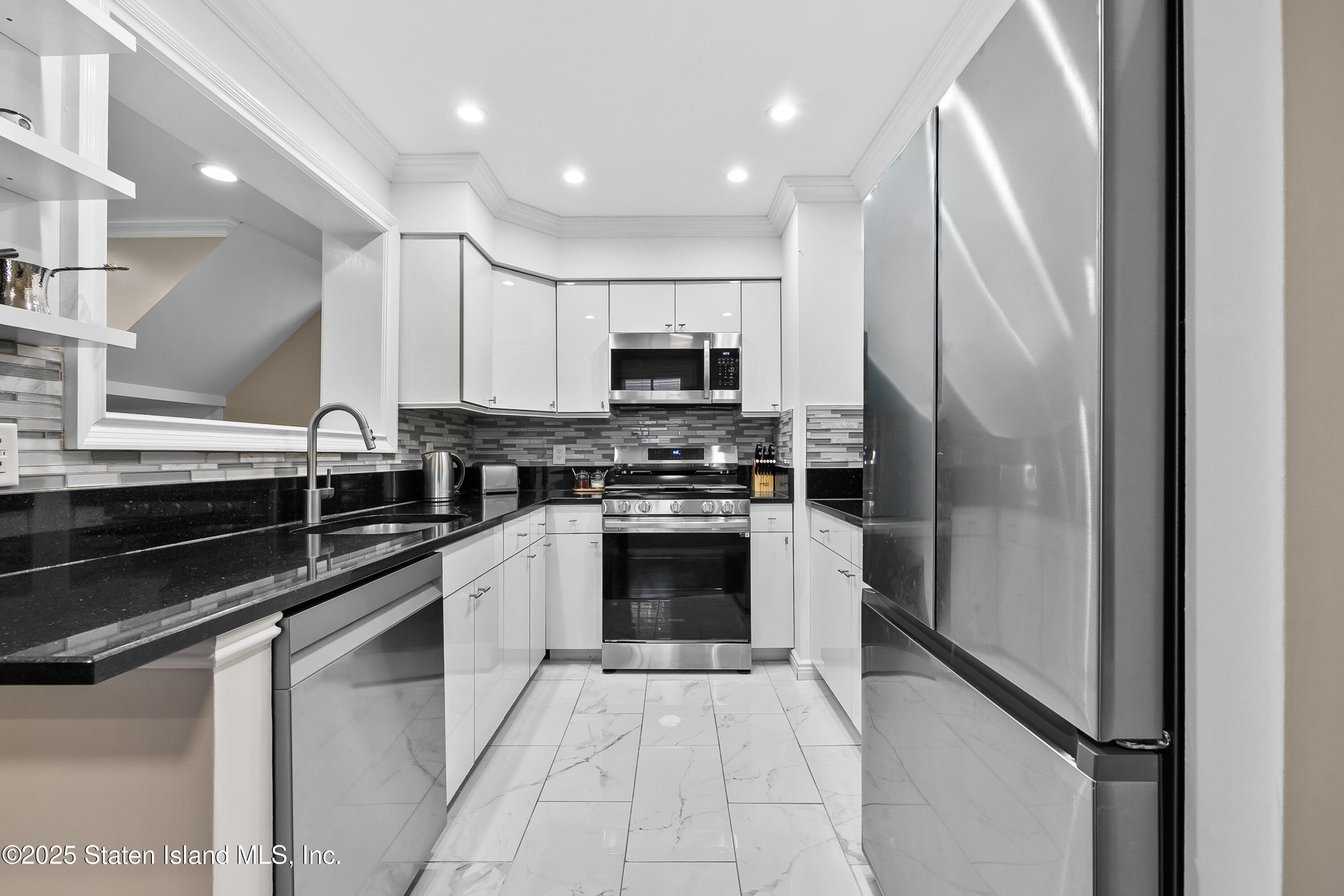 512 Ilyssa Way Staten Island, NY 10312 - Photo 11 of 29 1-9