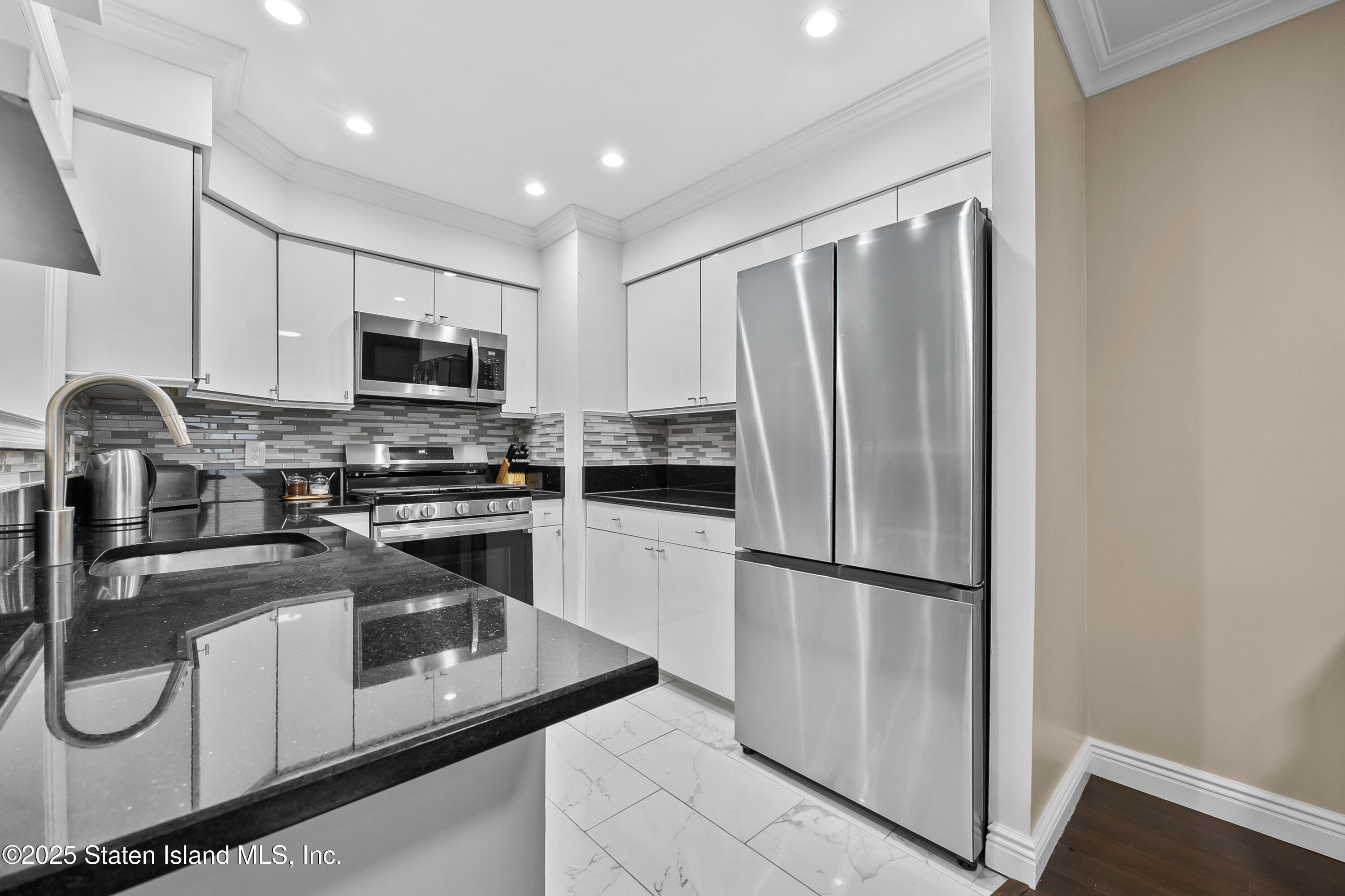 512 Ilyssa Way Staten Island, NY 10312 - Photo 12 of 29 1-10