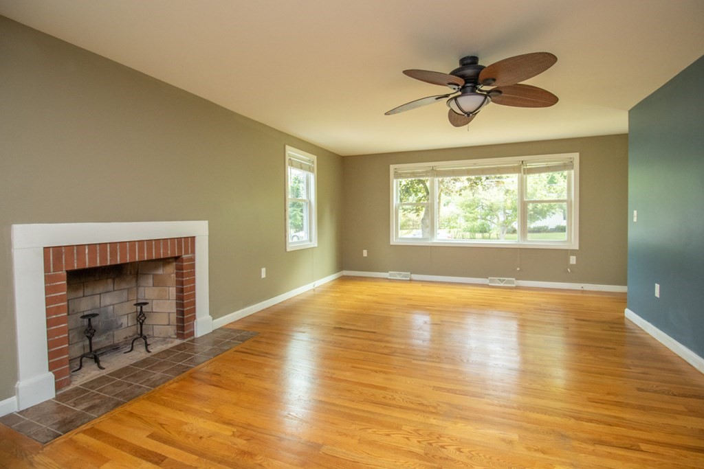 139 Fox Hill Road Springfield, MA 01118 - Photo 11 of 36 a view of an empty room and window