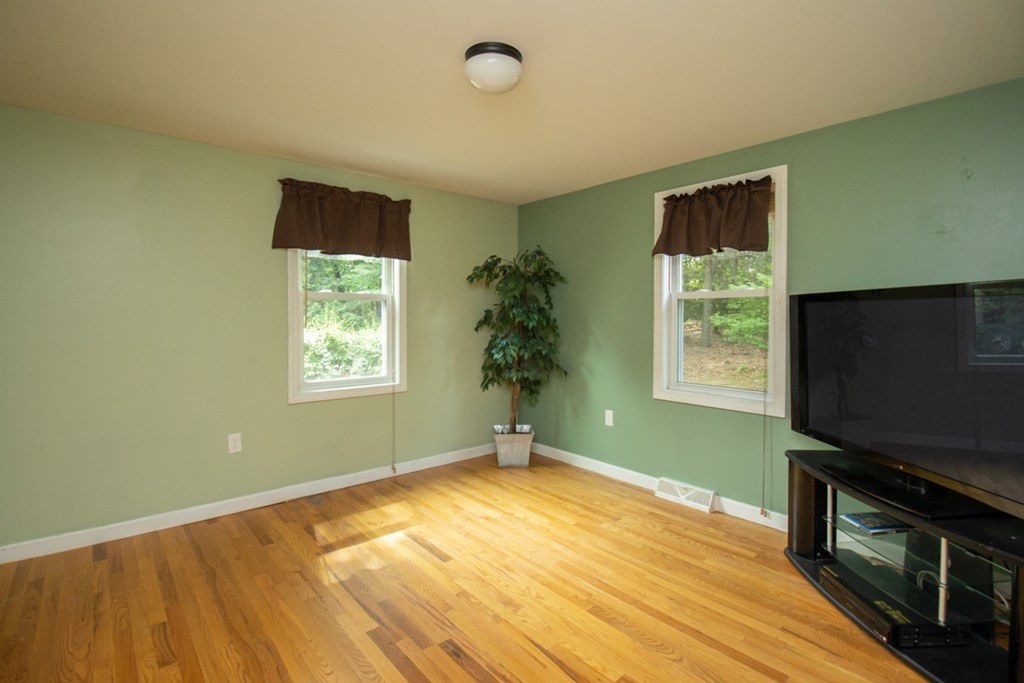 139 Fox Hill Road Springfield, MA 01118 - Photo 20 of 36 a room with a flat screen tv and a window