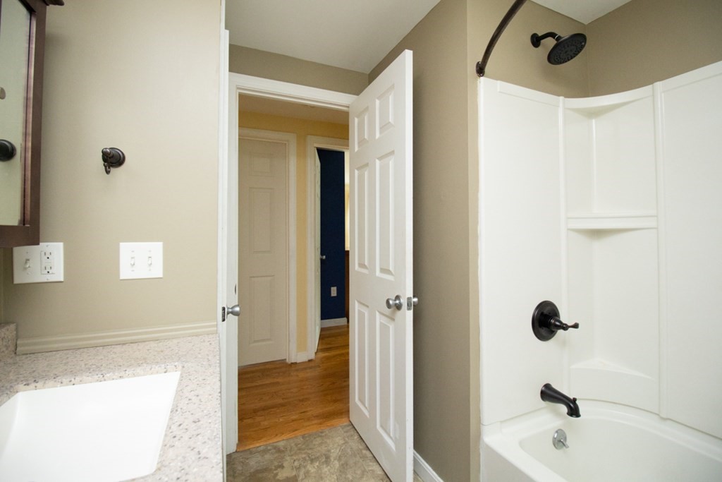 139 Fox Hill Road Springfield, MA 01118 - Photo 29 of 36 a bathroom with a tub