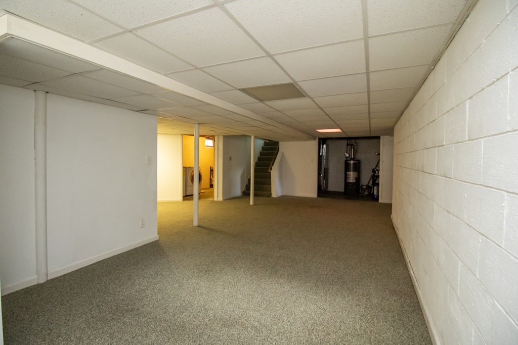 139 Fox Hill Road Springfield, MA 01118 - Photo 31 of 36 a view of hallway with furniture