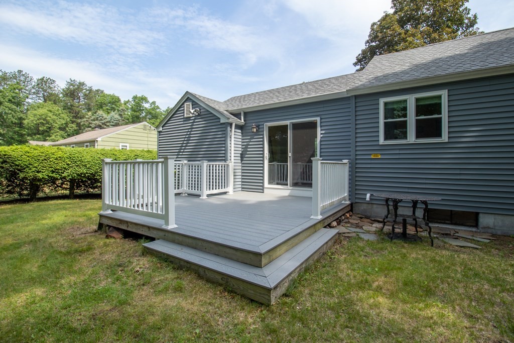 139 Fox Hill Road Springfield, MA 01118 - Photo 33 of 36 a backyard of a house with table and chairs
