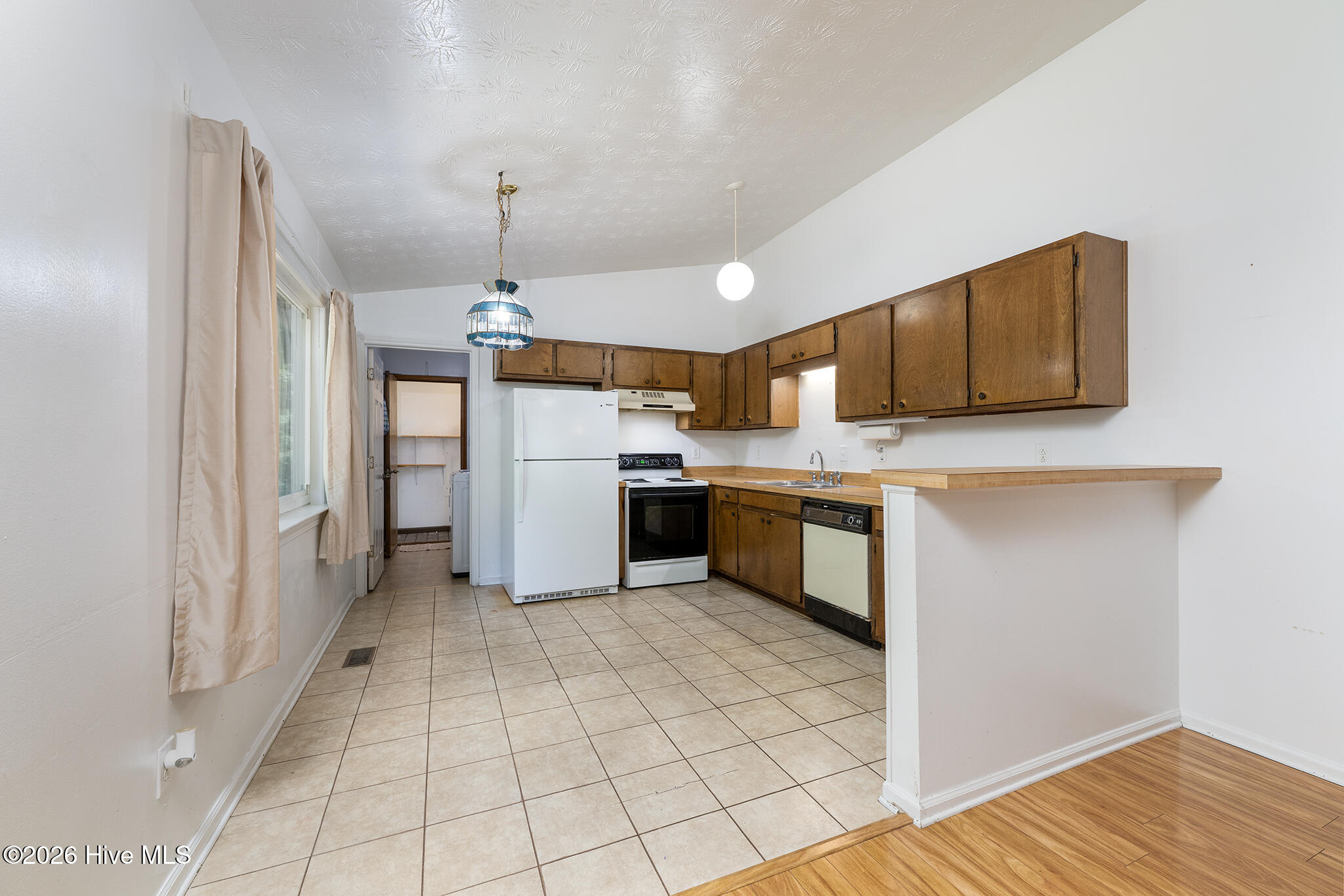 2013 Ridge Road New Bern, NC 28560 - Photo 3 of 42 Kitchen with Dining Space
