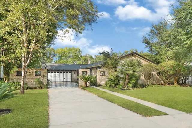 $679,900 | 10718 Holly Springs Drive, Houston, TX 77042