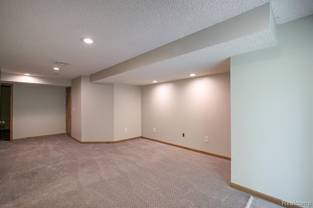 22140 River Ridge Trail Farmington Hills, MI 48335 - Photo 19 of 27