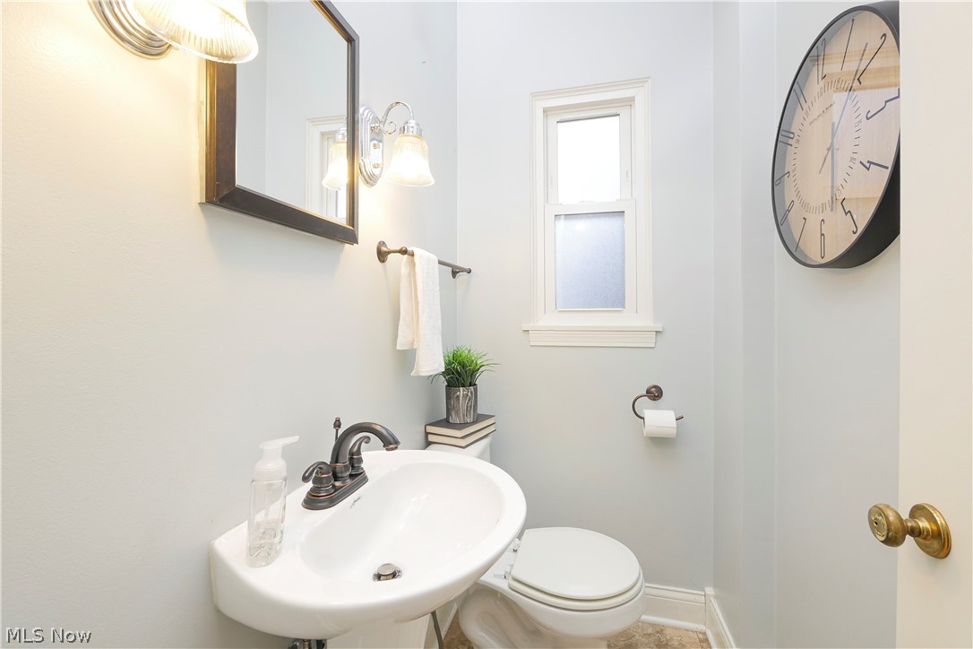 447 Malvern Road Akron, OH 44303 - Photo 14 of 33 Half Bath / First Floor