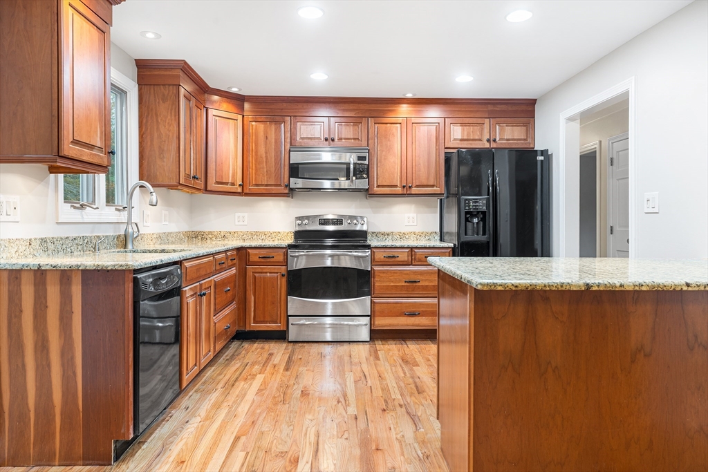 33 Dascomb Road Andover, MA 01810 - Photo 4 of 33 Gallery Image 4