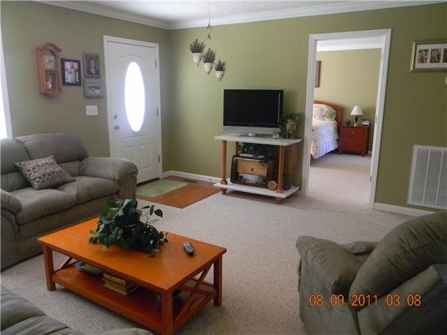 422 Bob Perry Road Bethpage, TN 37022 - Photo 13 of 20 Living Room
