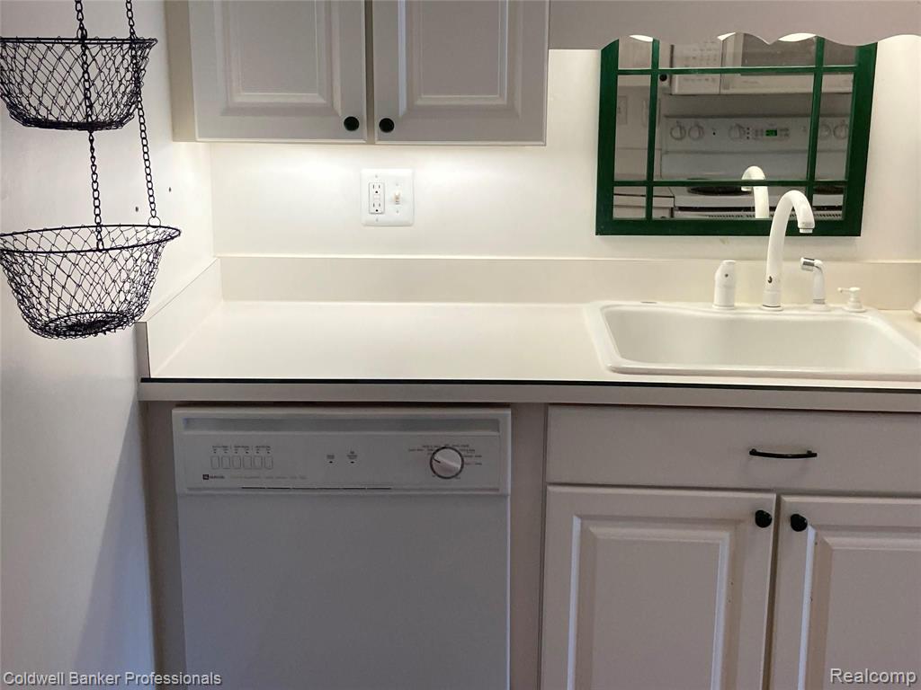 1750 Vernier Road, Unit 25 Grosse Pointe Woods, MI 48236 - Photo 10 of 22