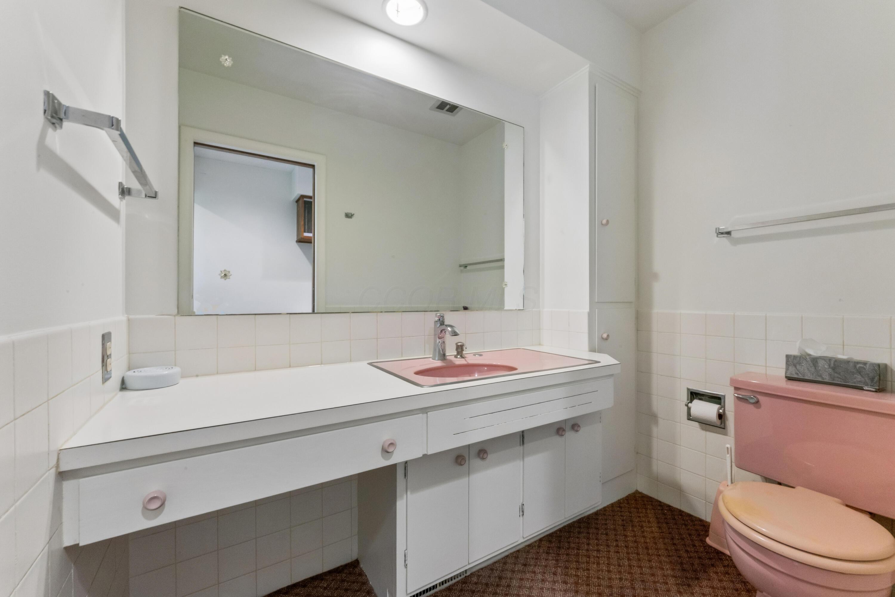 121 Hubbard Road Galloway, OH 43119 - Photo 27 of 71 Half bathroom off the foyer