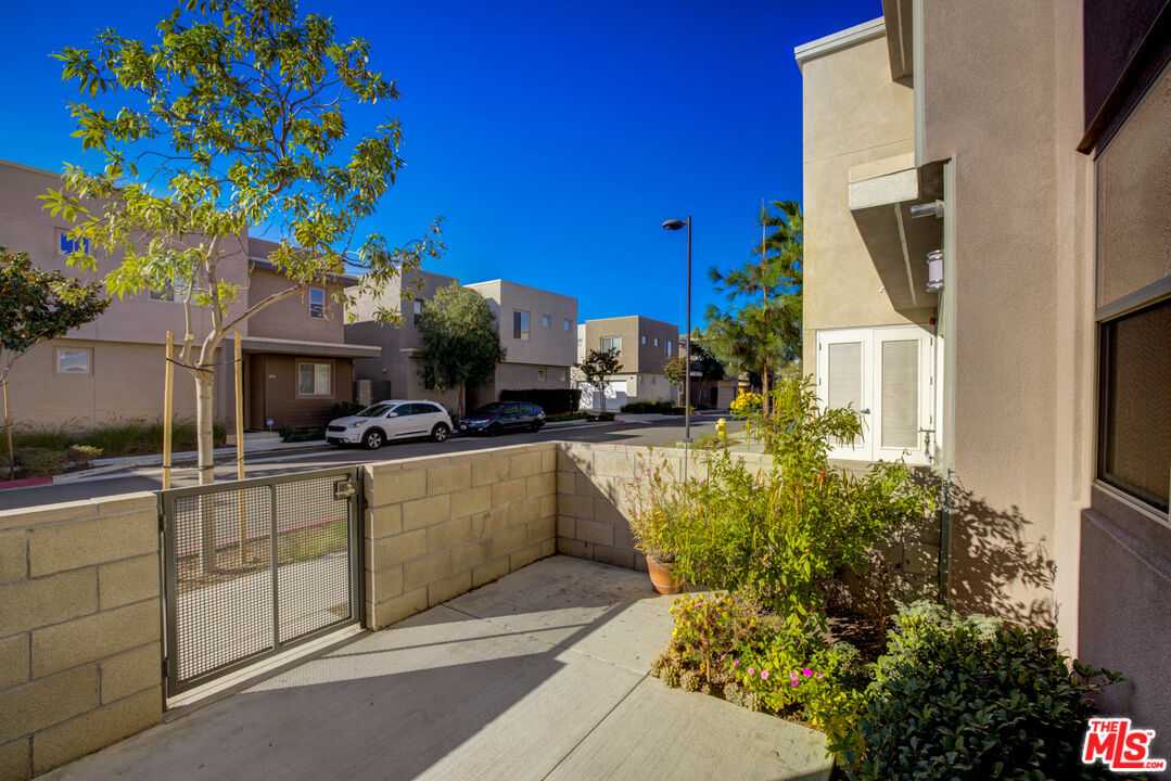 694 Colorado Circle Carson, CA 90745 - Photo 33 of 37 a view of entryway and hall
