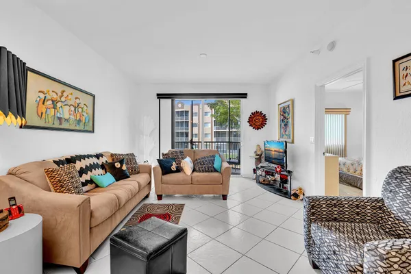 $179,000 | 7623 Southampton Terrace, Unit 211, Tamarac, FL 33321