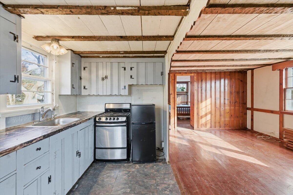 53 Carter's Bridge Road Plymouth, MA 02360 - Photo 9 of 30 a kitchen with stainless steel appliances granite countertop a stove and a refrigerator