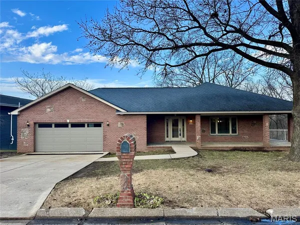 $499,900 | 203 Lakeside Drive, Bethalto, IL 62010