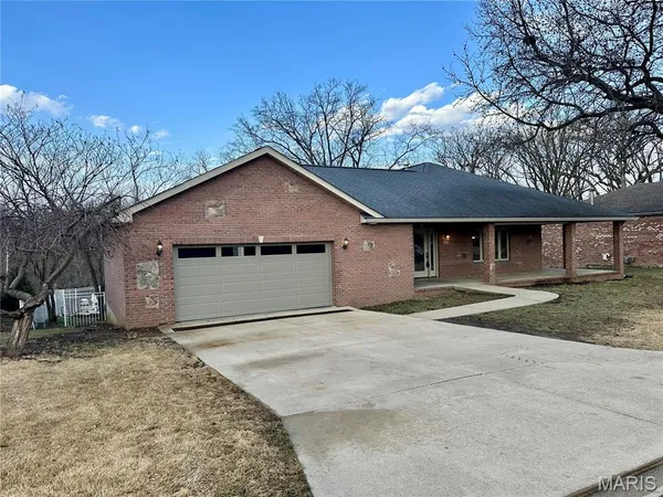 $499,900 | 203 Lakeside Drive, Bethalto, IL 62010