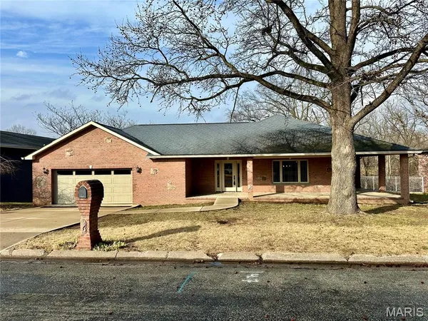 $499,900 | 203 Lakeside Drive, Bethalto, IL 62010