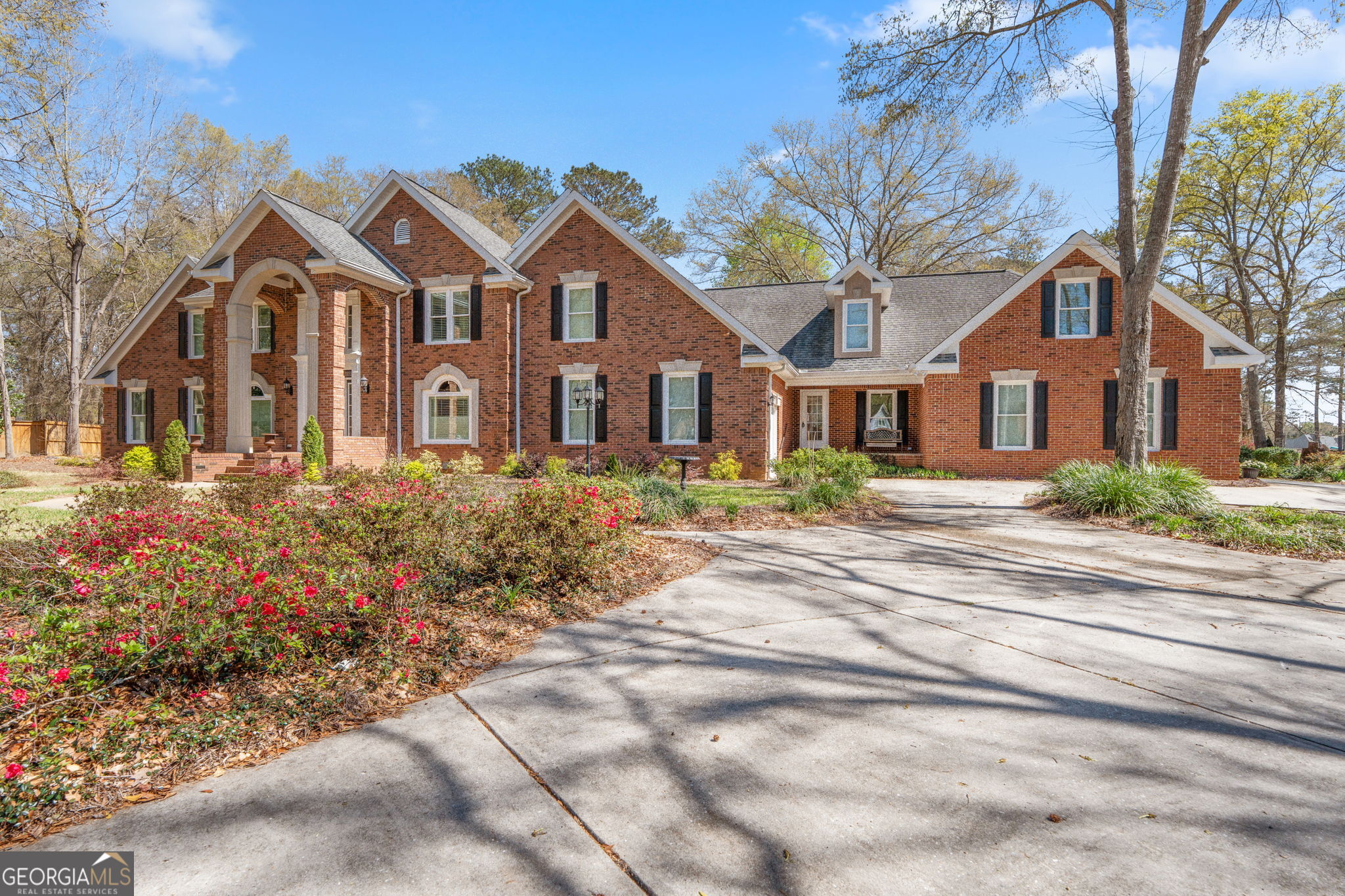 109 Crest Pointe Warner Robins, GA 31088 - Photo 2 of 86 a front view of a house with a garden