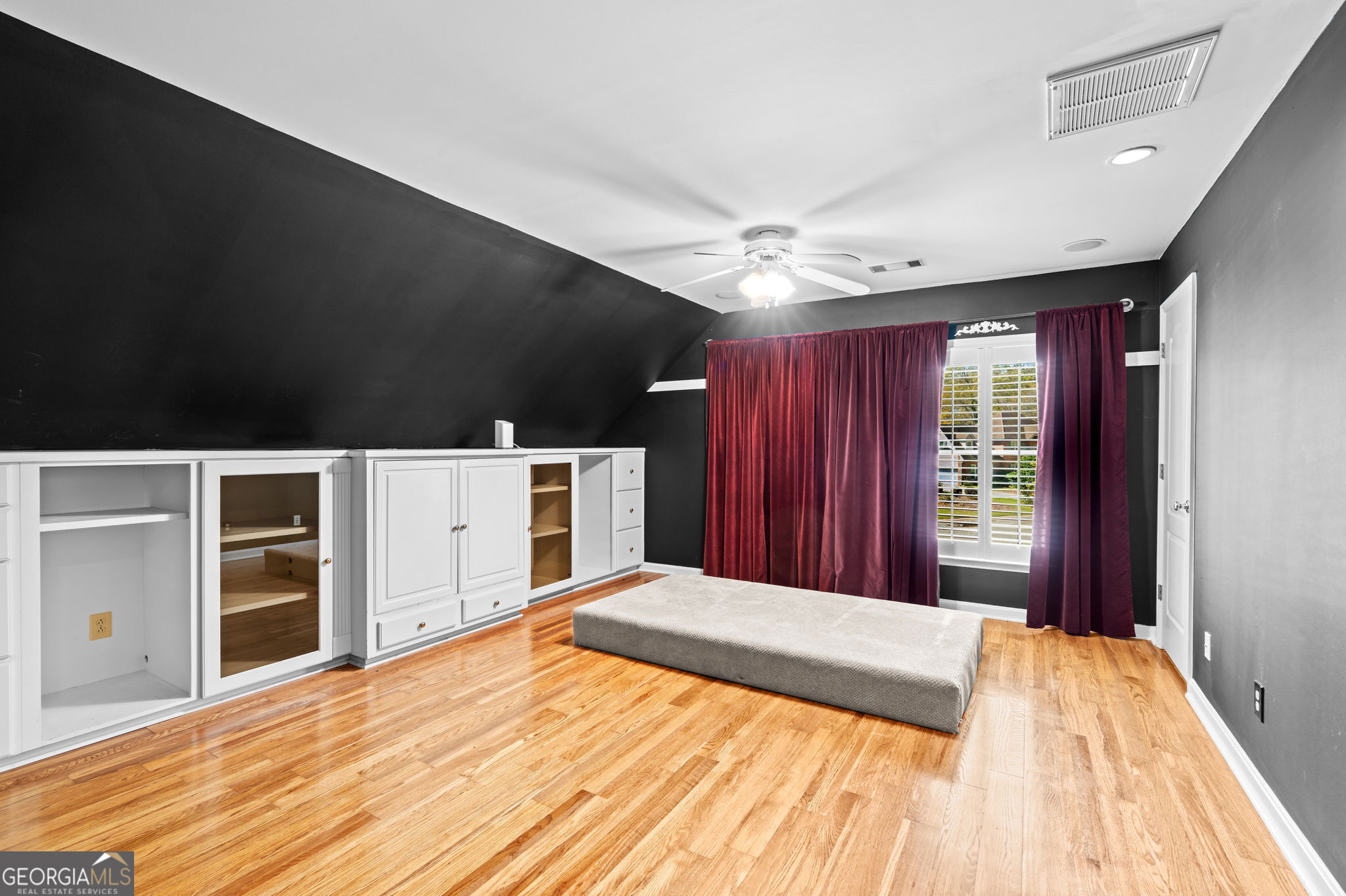 109 Crest Pointe Warner Robins, GA 31088 - Photo 61 of 86 a large bedroom with a bed and a flat tv screen