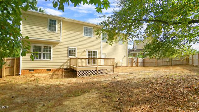 a view of back yard of the house