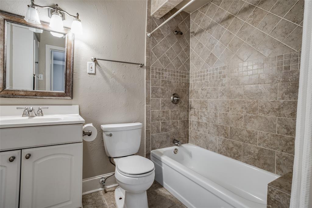 4558 Roland Avenue, Unit B Highland Park, TX 75219 - Photo 7 of 10 a bathroom with a sink a toilet and a bathtub