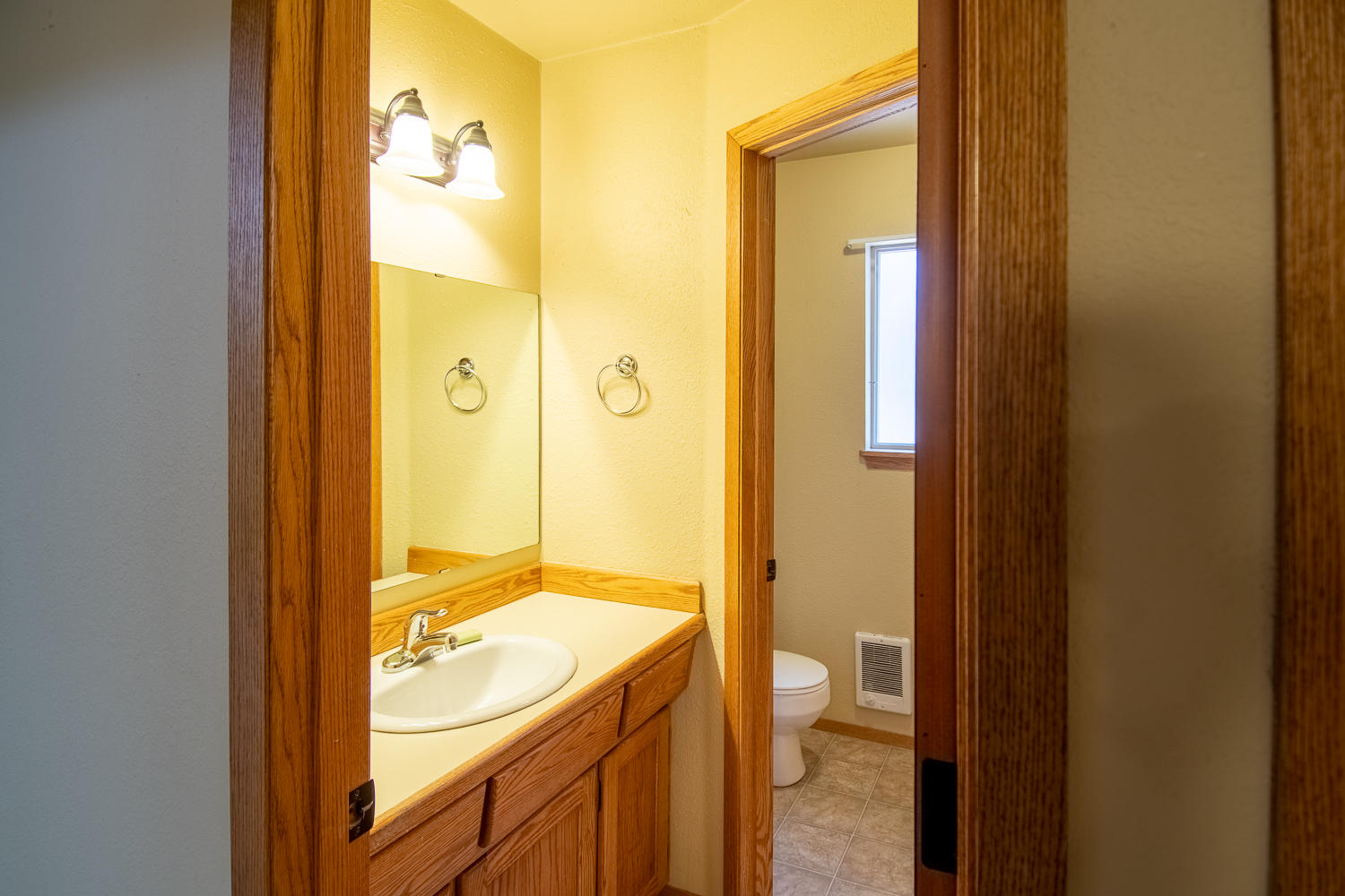 60195 Navajo Road Bend, OR 97702 - Photo 17 of 27 2nd Full Bath by guest rooms
