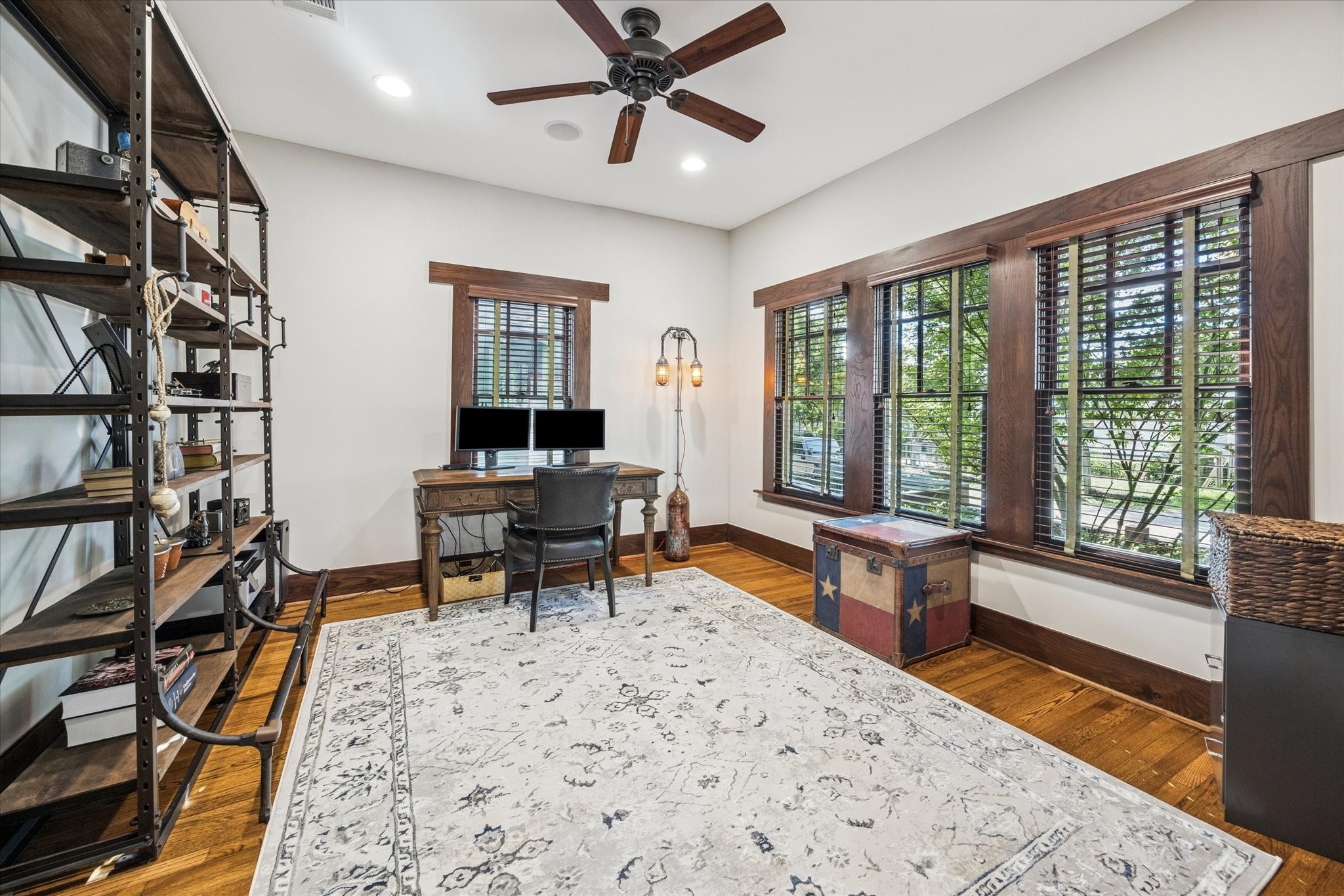 512 Archer Street Houston, TX 77009 - Photo 27 of 40 First floor 4th bedroom or home office features hardwood floors, recessed lighting, views of the front yard and access to a full bathroom.
