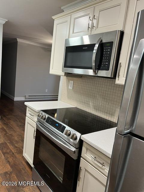 79 Overlook Way, Unit E Manalapan, NJ 07726 - Photo 3 of 8 a stove top oven sitting inside of a kitchen