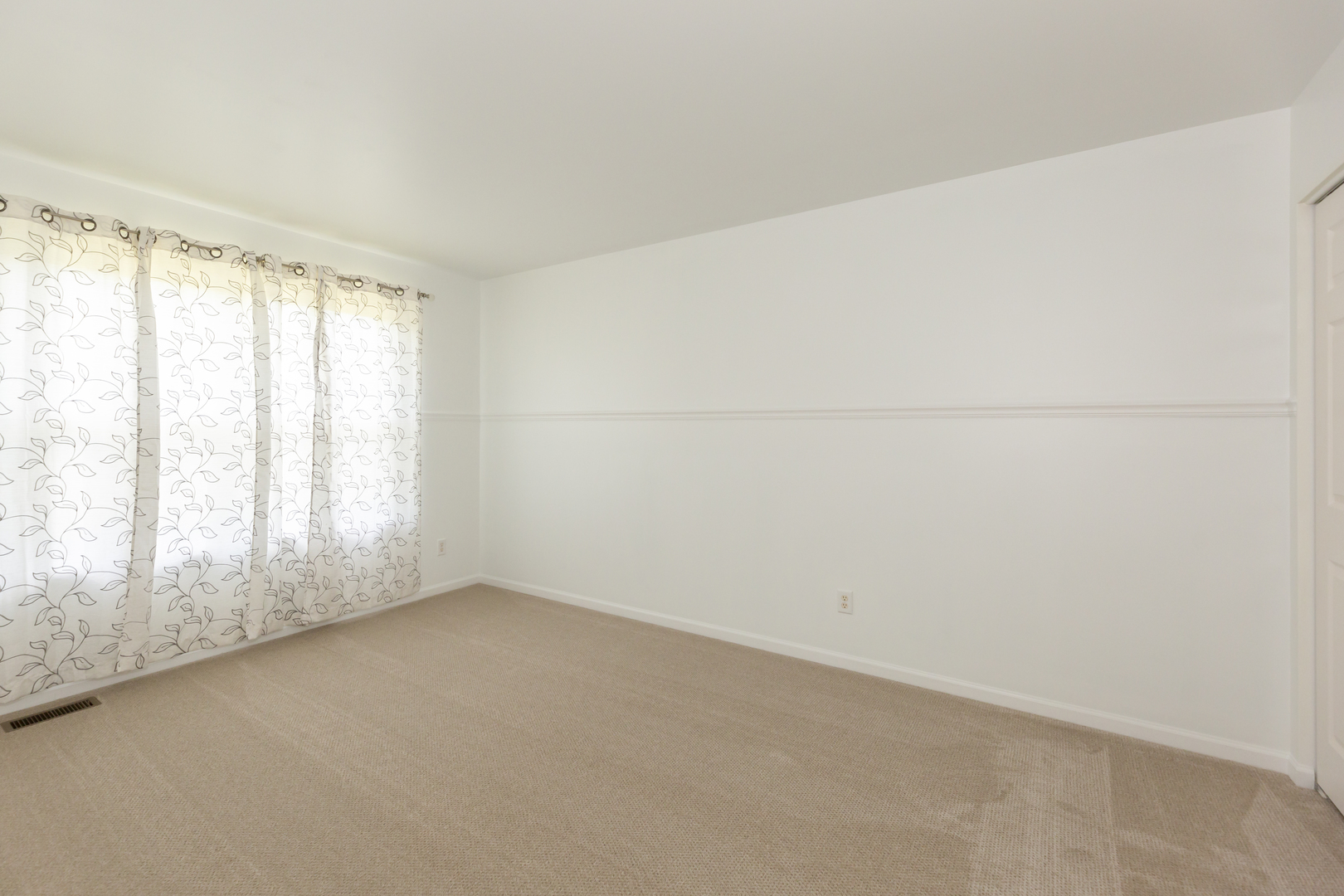 220 Stearn Drive Genoa, IL 60135 - Photo 33 of 42 an empty room with a window