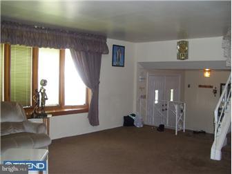 9719 Lochwood Road Philadelphia, PA 19115 - Photo 3 of 12 Living Room