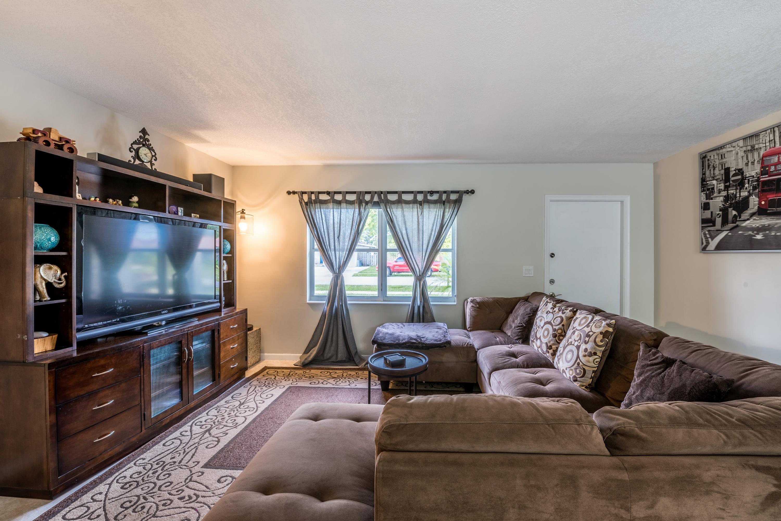 4690 Baldric Street Boca Raton, FL 33428 - Photo 6 of 25 living room