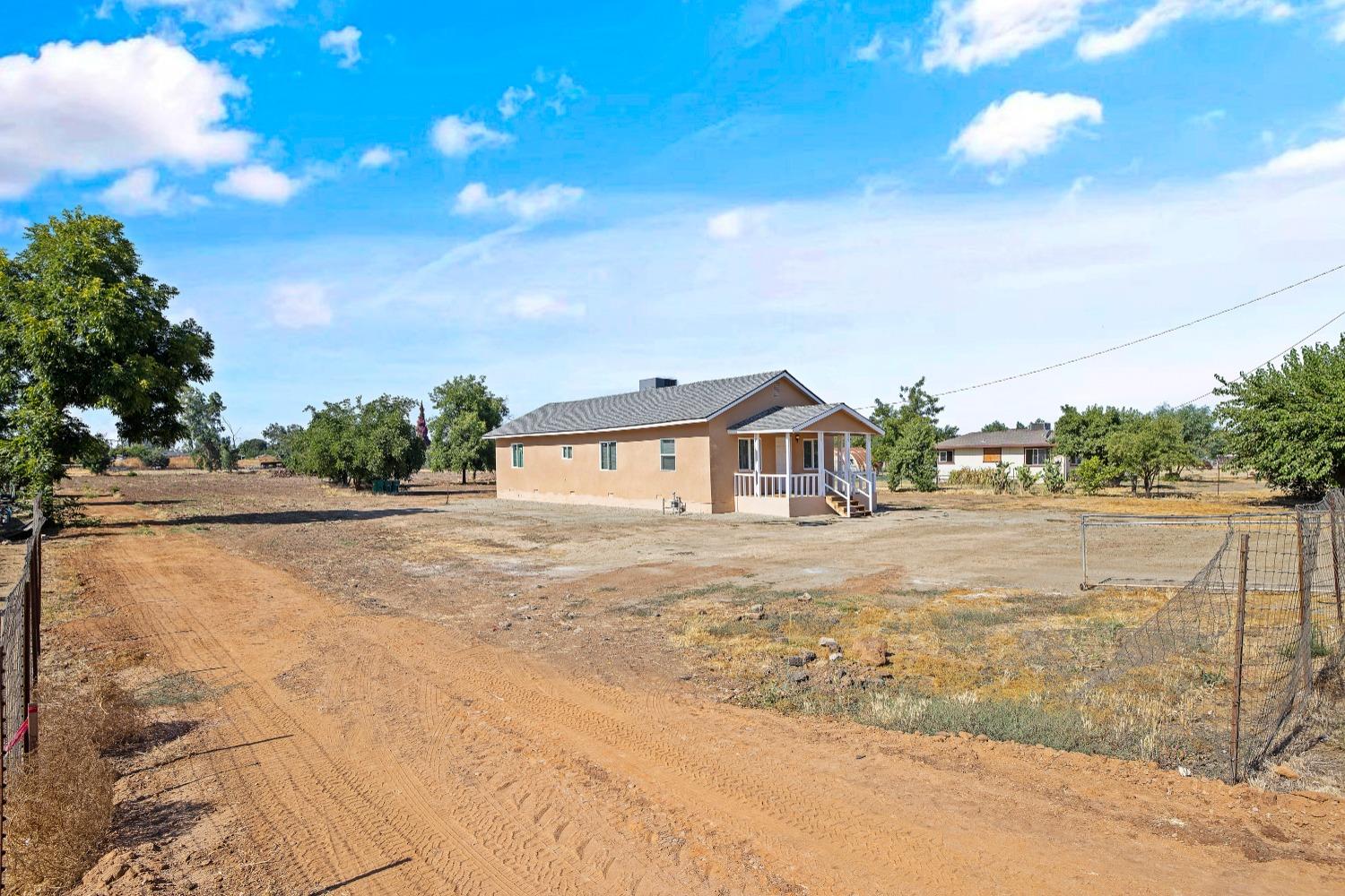 23375 Ave 196 Strathmore, CA 93267 - Photo 5 of 31 a view of houses with sky view