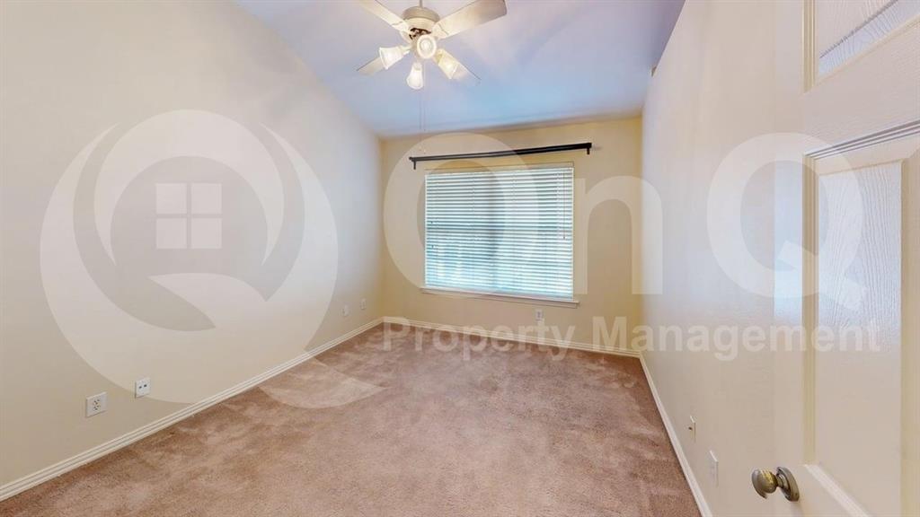 18240 Midway Road, Unit 1204 Dallas, TX 75287 - Photo 6 of 27 Carpeted interior room featuring a window with horizontal blinds, a ceiling fan with light fixture, vaulted ceiling, and base molding