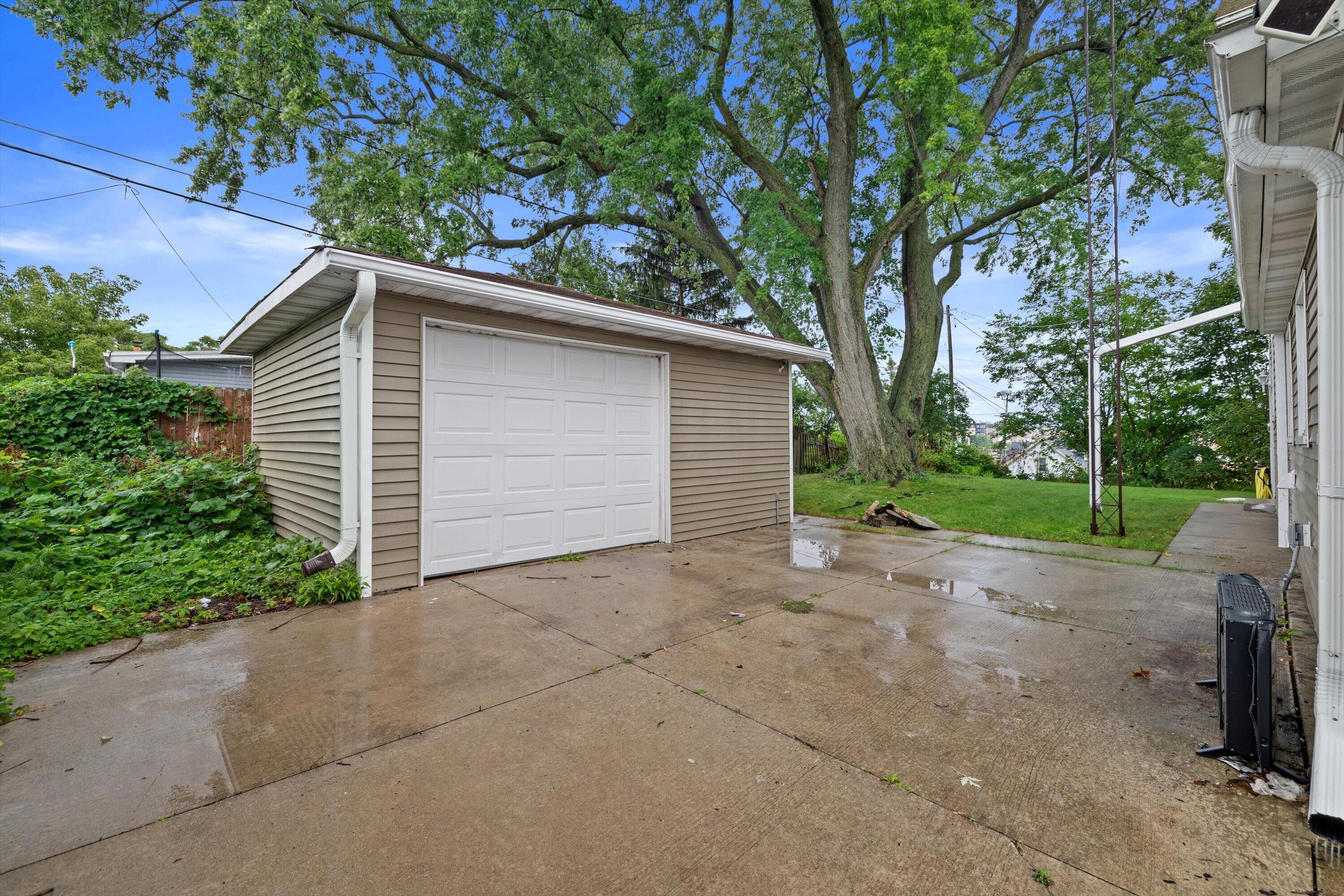 1221 North Main Street Racine, WI 53402 - Photo 25 of 30 Garage