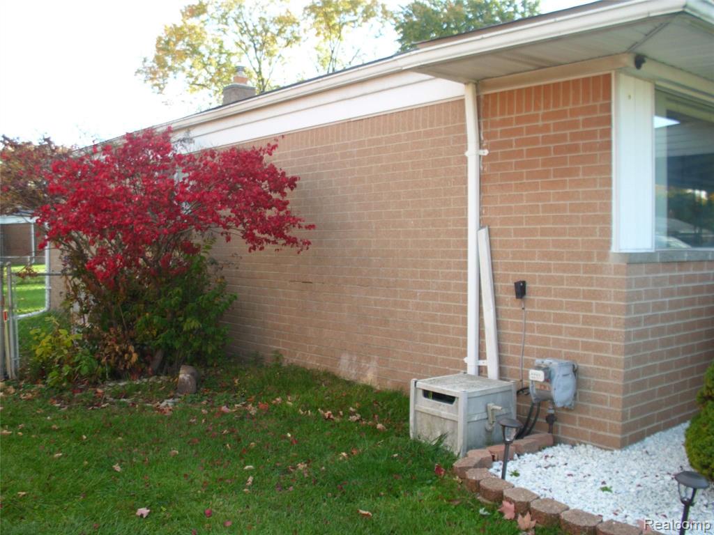 25832 Thomas Warren, MI 48091 - Photo 3 of 35