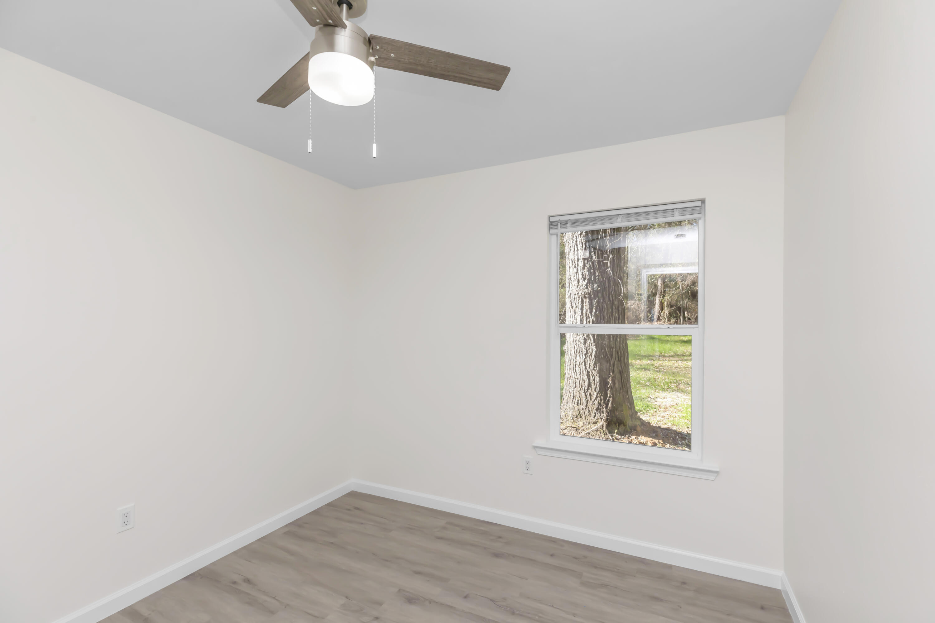 105 Beacons Bend Road Crestview, FL 32536 - Photo 27 of 52 an empty room with a window
