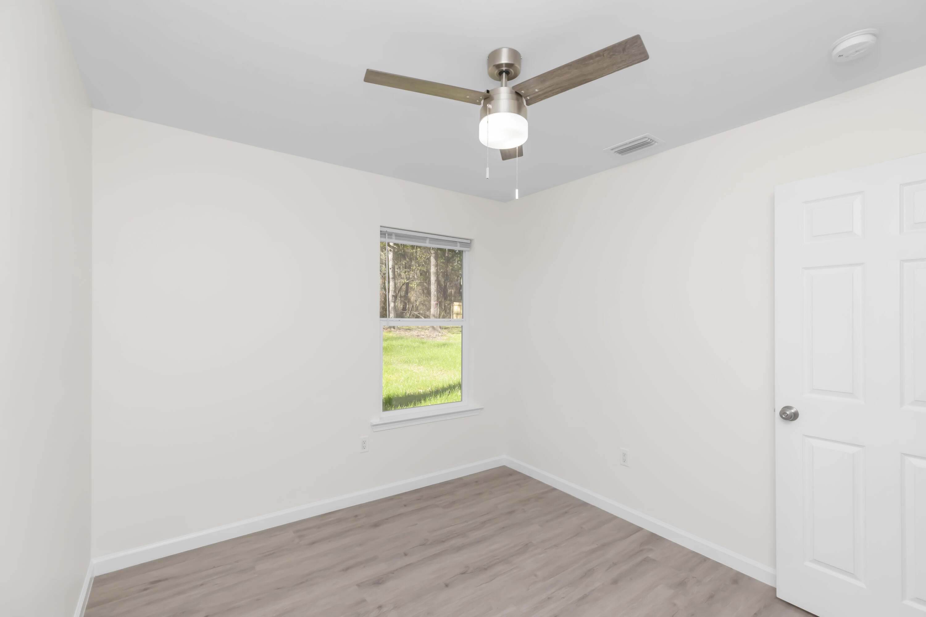 105 Beacons Bend Road Crestview, FL 32536 - Photo 28 of 52 an empty room with a window and ceiling fan