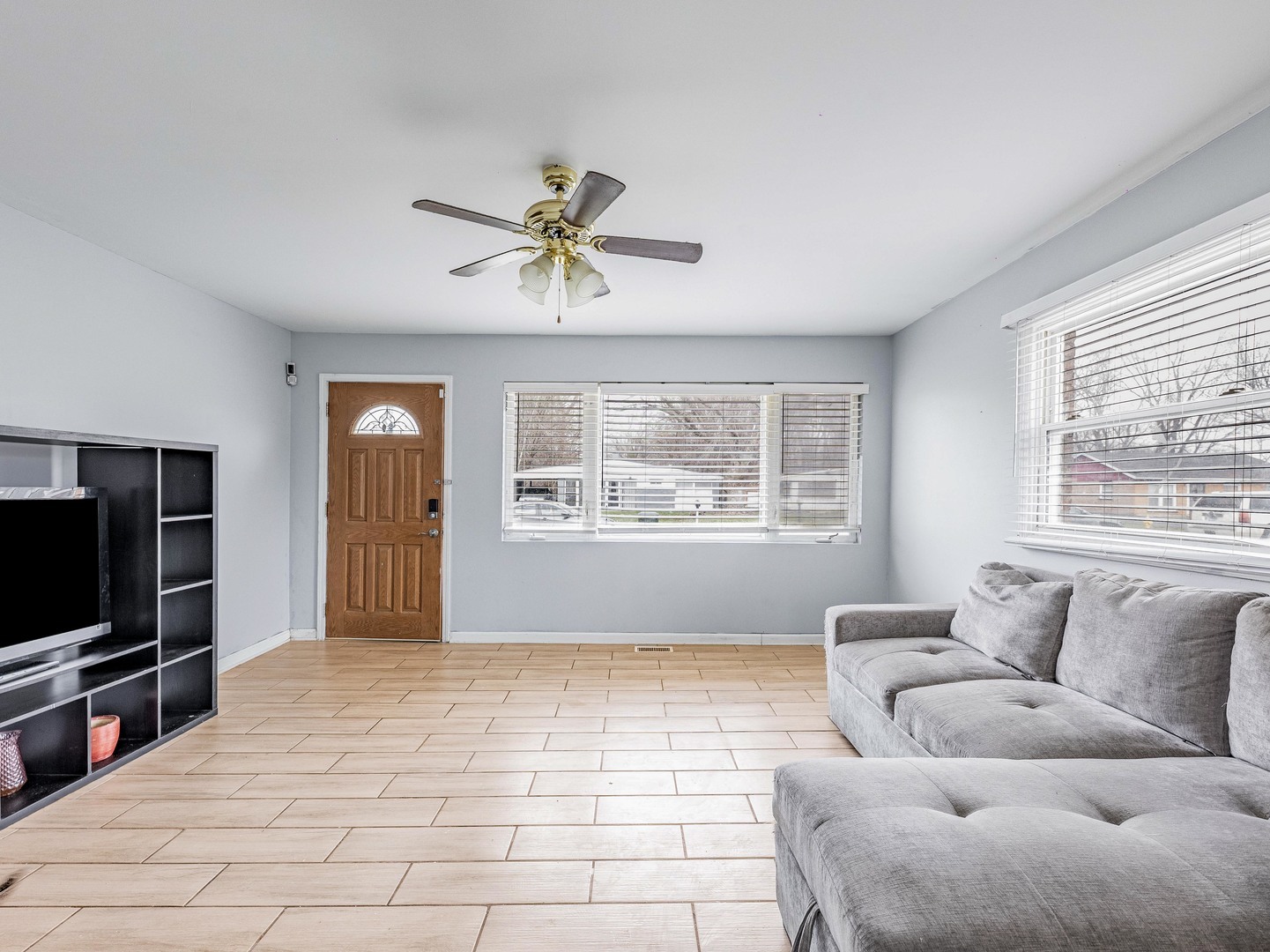 15316 Parkside Drive Markham, IL 60428 - Photo 3 of 14 a living room with furniture and a flat screen tv