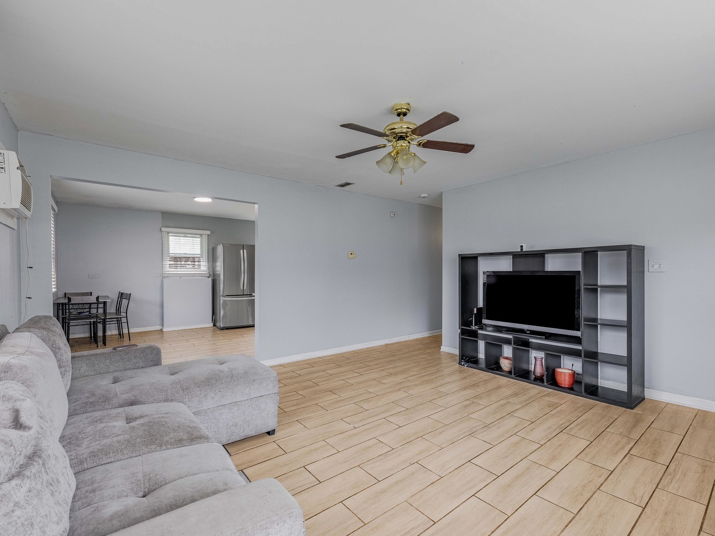 15316 Parkside Drive Markham, IL 60428 - Photo 5 of 14 a living room with furniture and a flat screen tv