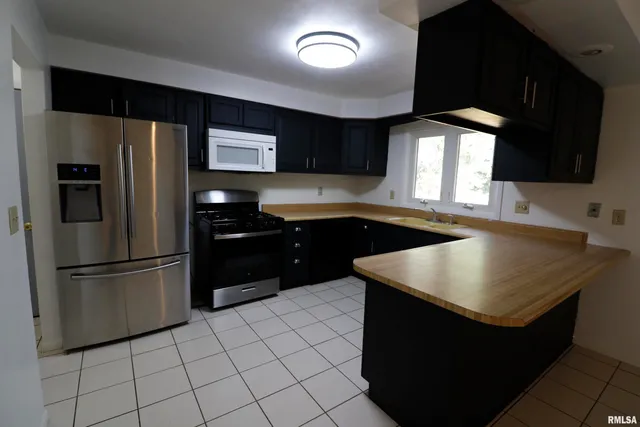 $239,000 | 7902 North Radnor Road, Peoria, IL 61614