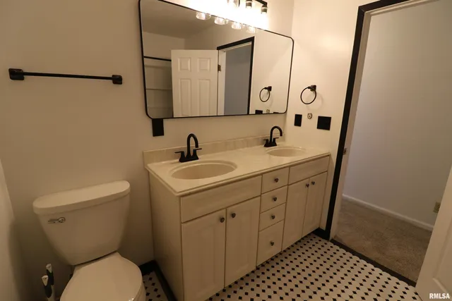 $239,000 | 7902 North Radnor Road, Peoria, IL 61614