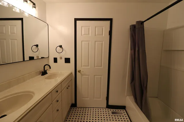 $239,000 | 7902 North Radnor Road, Peoria, IL 61614